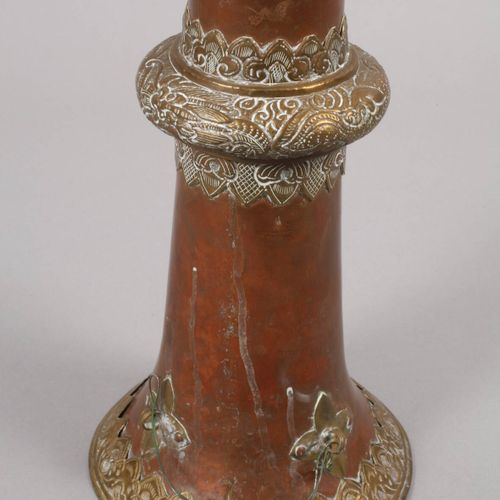 Null 
Dungchen
Tíbet, siglo XX, lámina de cobre cincelada, forrada con relieves &hellip;
