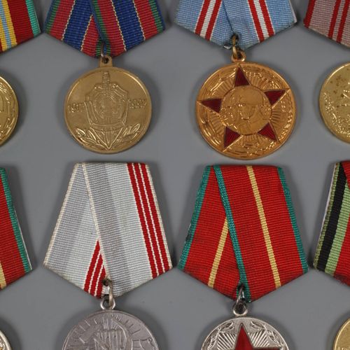 Null 
一批混合的俄罗斯奖项
15件，其中有苏联武装部队50年、70年、80年和90年纪念章；"无暇服务 "奖章；武装部队成立40周年列宁奖章；坦克乘员最佳&hellip;