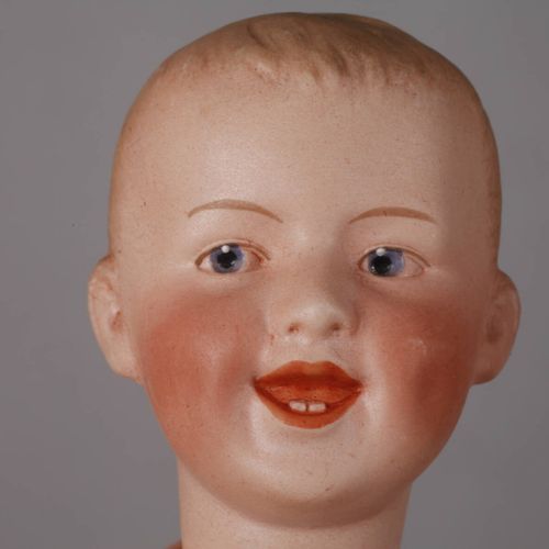Null 
Tre piccole bambole di carattere
Inizio del XX secolo, bambino in veste ba&hellip;