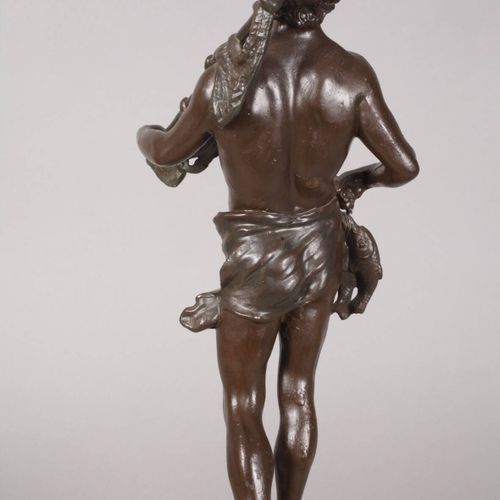 Null 
Figurenpendule
Frankreich, um 1920, Figur eines jungen Fischers aus Metall&hellip;
