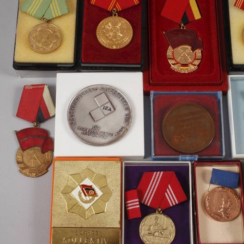 Null 
Lote mixto de medallas de la RDA
19 piezas, entre ellas Bandera del Trabaj&hellip;