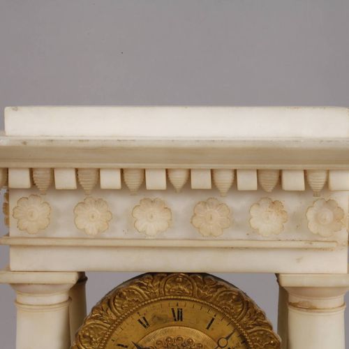 Null 
Horloge à portique en albâtre 
France, 2e moitié du 19e s., mouvement de p&hellip;
