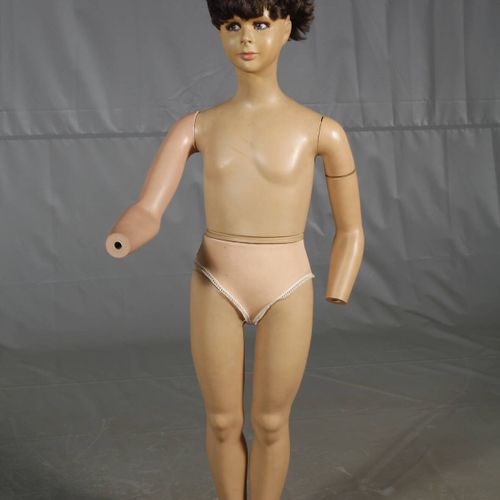 Null 
两个人体模型
20世纪中期，无标记，大量的和木头雕刻的，彩色的，全身的娃娃，一个年轻的女孩有插入的玻璃眼睛和睫毛修饰以及假发，另外年轻的男孩有纺织物&hellip;