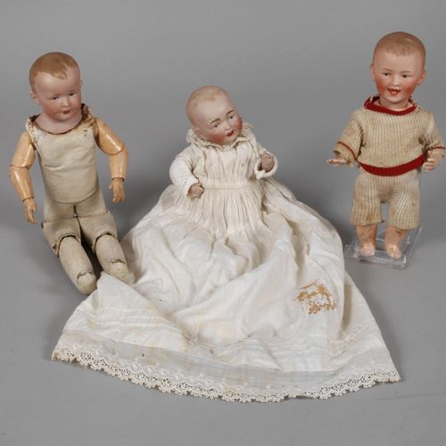 Null 
三个小人物玩偶
20世纪初。穿着洗礼袍的婴儿没有标记；大的Armand Marseille胸前的男孩有600 A 4/0 M德国标记；还有小的Heu&hellip;