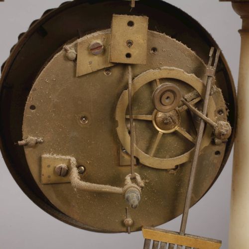 Null 
Reloj de portal de alabastro 
Francia, 2ª mitad del siglo XIX, movimiento &hellip;