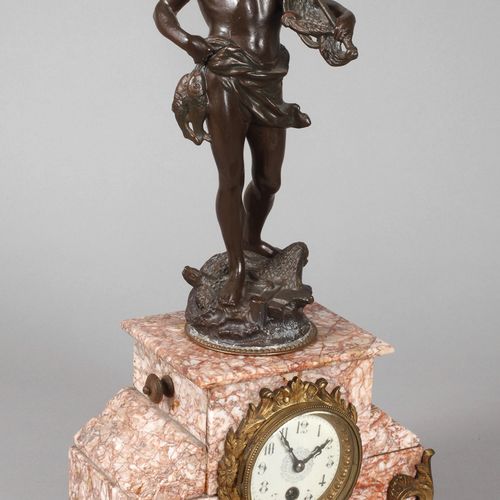 Null 
Figura de péndulo
Francia, c. 1920, figura de un joven pescador, metal fun&hellip;