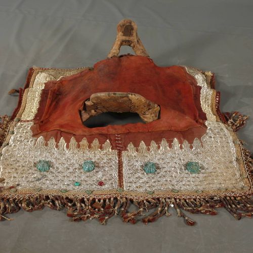 Null 
大马士革北非
20世纪，木制马鞍树上覆盖着皮革，纺织物盖和带金属编织的马鞍布，布的下面也覆盖着皮革，锻铁的马镫，长70厘米。
