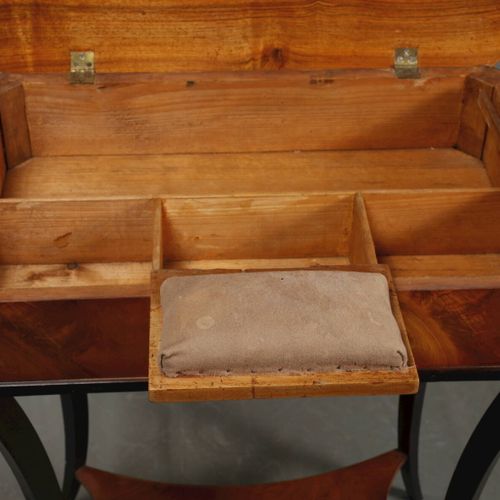 Null 
比德梅尔式边桌
针叶木上的胡桃树皮，19世纪前三分之一，马刀脚和框架乌木化，装饰有鎏金铜配件，铰链盖，里面有针垫，有钥匙，旧时修复，尺寸79 x 6&hellip;