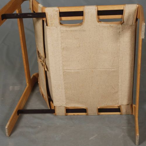 Null 
休闲椅胶合板
可能是丹麦，20世纪60年代，弯曲的层压山毛榉木框架，涂成黑色的扁钢支柱，原来的粗麻布软垫，正常的老化和磨损痕迹，尺寸为71 x 75&hellip;