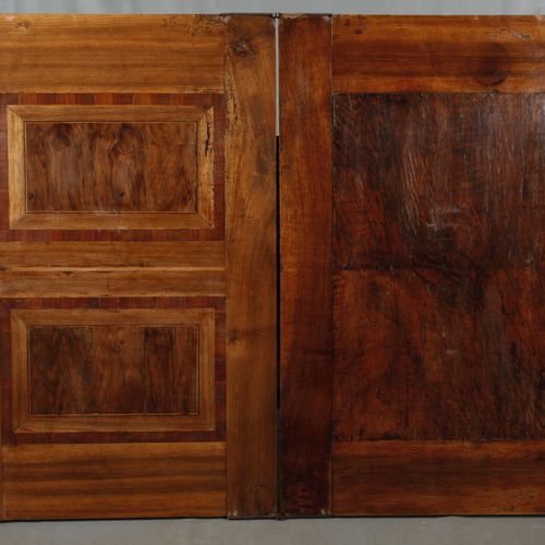 Null 
古典主义折叠桌
南德，约1790年，实心山毛榉和针叶木，核桃和核桃树皮贴面，方腿和框架有凹槽，旋转和折叠的顶部，旧的修复，需要修复，尺寸78 x 9&hellip;