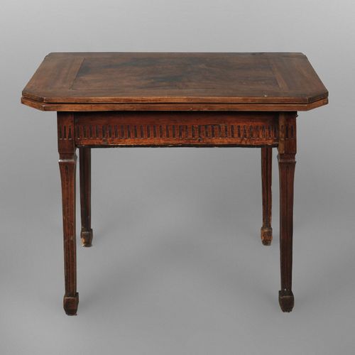 Null 
古典主义折叠桌
南德，约1790年，实心山毛榉和针叶木，核桃和核桃树皮贴面，方腿和框架有凹槽，旋转和折叠的顶部，旧的修复，需要修复，尺寸78 x 9&hellip;