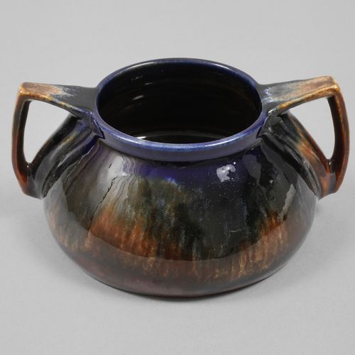 Null 
Bürgel双柄碗
约1905年，无标记，浅灰色石器器身，带有棕色和蓝色调的流动釉，两个方形的把手，有一个弯曲的底座，略有磨损痕迹，长18厘米。