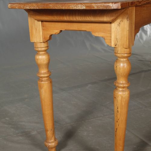 Null 
Kneipentisch 
um 1880, Nadelholz massiv, schmaler langer Tisch auf gedrech&hellip;