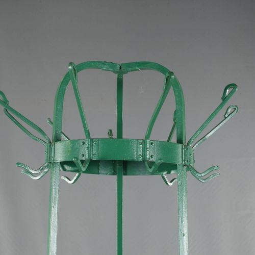 Null 
衣帽架
锻铁，约1920年，有八个钩子的独立支架，后来涂成绿色，滴水盘丢失，高195厘米。