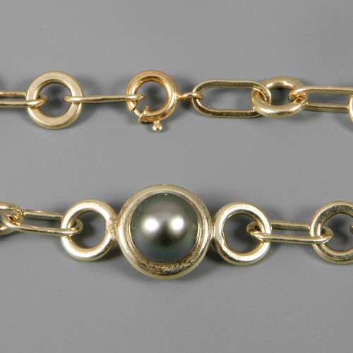 Null 
灰色珍珠手链
现代黄金，经测试为585/1000，宽达9毫米的珠宝链，中间镶嵌着一颗灰色养殖珍珠，弹簧环扣，长24厘米，重约23.1克。