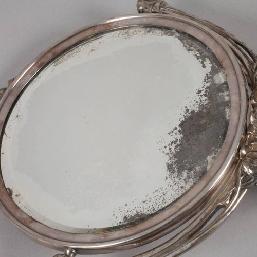 Null 
WMF Geislingen具象桌镜
约1900年，印有B鸵鸟标记的I/O OX，Britannia金属镀银，站立的新艺术派美女穿着飘逸的衣服，扩大&hellip;