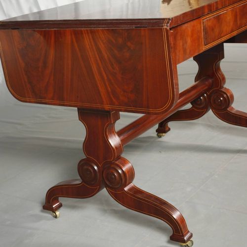 Null 
比德梅尔式折叠桌
约1840年，桃花心木饰面的针叶木，镶嵌双线的枫木，黄铜脚轮的移动，带抽屉的框架，修复后可以居住，尺寸为77 x 100 x 67&hellip;