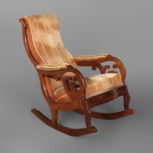 Null 
比德梅尔摇椅
约1850年，实心桃花心木，符合人体工程学的弧形框架，有软垫扶手，浅棕色的天鹅绒封面已更新，木材有老化和使用的痕迹，尺寸95 x 60&hellip;