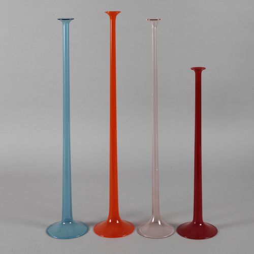 Null 
四件装饰品
可能是意大利，1980年代，不同颜色的玻璃，在酒吧花瓶的风格，但有开放的底部，状况良好，高44厘米和58厘米。
