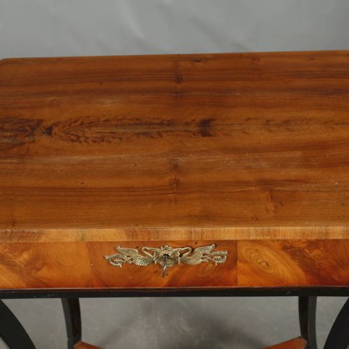 Null 
Tavolino Biedermeier
Radica di noce impiallacciata su legno di conifera, p&hellip;
