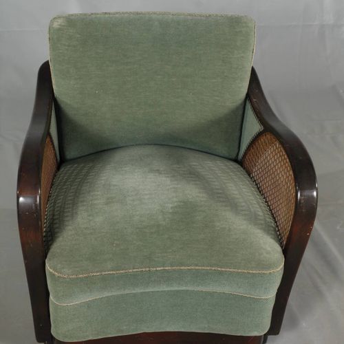Null 
一对装饰艺术风格的软垫扶手椅
德国，1930年代，山毛榉榉木染成棕色，优雅的弧形扶手两侧覆盖着柳条，原有的浅绿色天鹅绒软垫，铜舌，良好的未经修复的原&hellip;