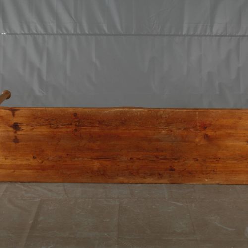 Null 
Table de bistrot 
vers 1880, bois de conifère massif, table étroite et lon&hellip;
