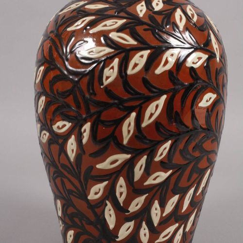 Null 
Max Laeuger大花瓶滑面装饰
独特的1914年，刻有年份的标记，棕色器身，锈红釉，黑白色的滑面装饰，风格化的叶子卷须，边缘经过专业修复，几乎&hellip;