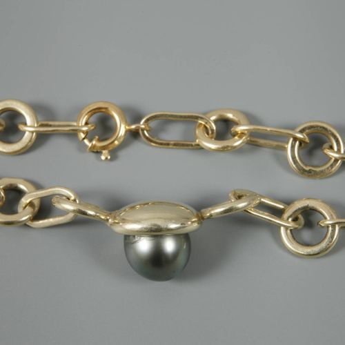 Null 
灰色珍珠手链
现代黄金，经测试为585/1000，宽达9毫米的珠宝链，中间镶嵌着一颗灰色养殖珍珠，弹簧环扣，长24厘米，重约23.1克。
