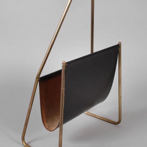 Null 
报刊架
设计可能是Karl Auböck维也纳，1950年代，无标记，精致的黄铜弧形框架，有发黑的皮革插入，有轻微的老化痕迹，高51厘米。