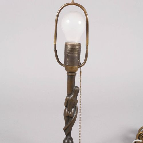 Null 
图形台灯 
20世纪20年代，青铜铸造，带有棕色的铜锈，在一个阶梯式的圆形底座上面有一个雕刻的吊灯臂，是一个携带灯座的女性裸体，原来的纺织物覆盖的锥&hellip;