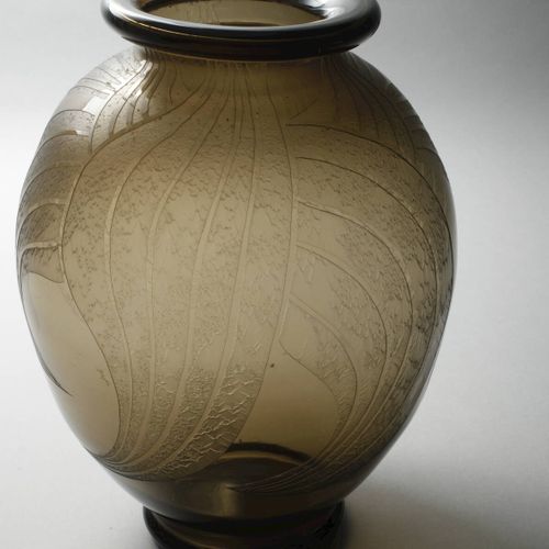 Vase de sol Art déco France, années 1930, verre gris fumé à pans coupés, corps o&hellip;