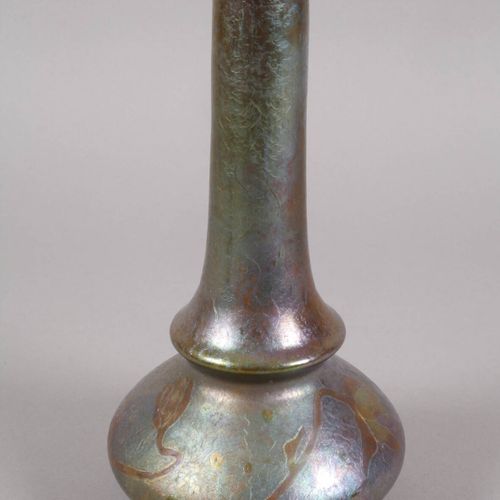Null 
法国两个桶状釉花瓶
约1910年，一件署名Charles Greber，浅灰色石器，深绿色和棕色调的斑点和气泡釉，鼓起的嘴和缩进的颈部，状态良好，另&hellip;