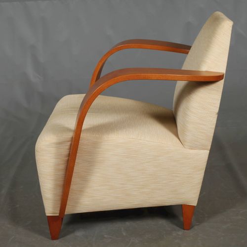 Null 
扶手椅
标有Andreu World SA，西班牙，约2000年，实心山毛榉木框架，染成红褐色，弯曲的扶手由胶合板制成，原来的米色羊毛裂纹套，座椅上&hellip;