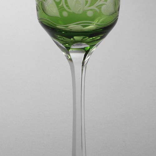 Null 
玫瑰花切割的高脚杯
约1920年，无色玻璃，底部切割的星形，刻面的茎，圆顶覆盖着绿色，周围有点状和波状切割的玫瑰藤，状况良好，高19.5厘米。