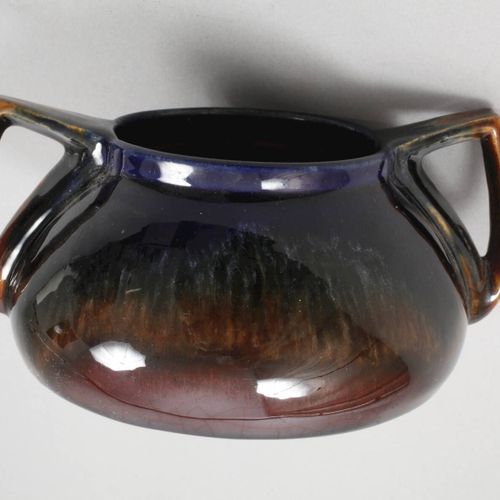 Null 
Bürgel双柄碗
约1905年，无标记，浅灰色石器器身，带有棕色和蓝色调的流动釉，两个方形的把手，有一个弯曲的底座，略有磨损痕迹，长18厘米。