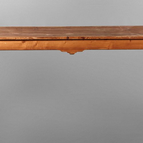 Null 
酒吧桌 
约1880年，实心针叶木，狭窄的长桌，转腿，表面染色和上蜡，尺寸78 x 220 x 51厘米。
