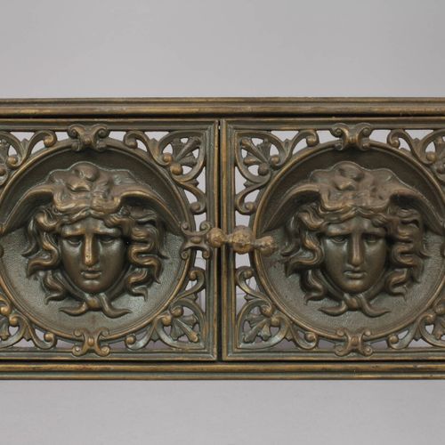 Null 
新艺术主义的两扇炉门
铸铁，1900年左右，开放式工作门，装饰有赫尔墨斯头像，表面绿金铜，尺寸为每个40 x 20厘米。