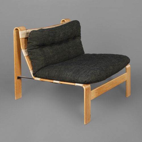Null 
休闲椅胶合板
可能是丹麦，20世纪60年代，弯曲的层压山毛榉木框架，涂成黑色的扁钢支柱，原来的粗麻布软垫，正常的老化和磨损痕迹，尺寸为71 x 75&hellip;