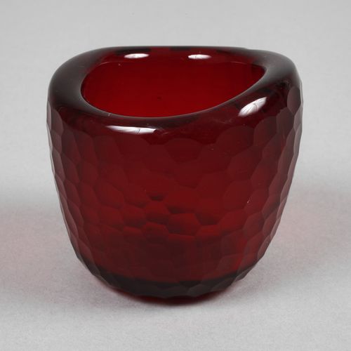 Null 
维尼尼小巴图特花瓶
穆拉诺，20世纪中期，由Carlo Scarpa attr.设计，红宝石色玻璃，plang cut支架，用battuto技术精心&hellip;