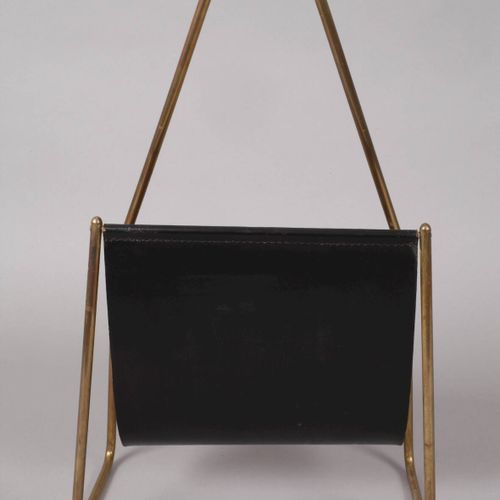 Null 
报刊架
设计可能是Karl Auböck维也纳，1950年代，无标记，精致的黄铜弧形框架，有发黑的皮革插入，有轻微的老化痕迹，高51厘米。