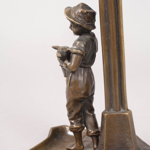 Null 
Lampenfuß "Hans im Glück"
um 1900, unsigniert, Bronze hell patiniert, figü&hellip;