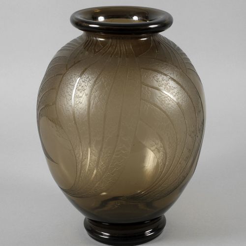 Null 
Vase de sol Art déco
France, années 1930, verre gris fumé à pans coupés, c&hellip;