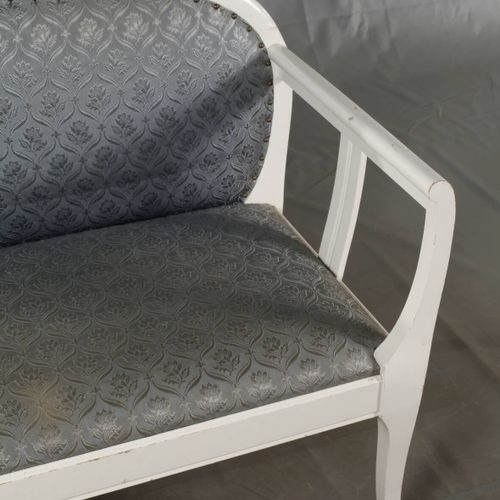 Null 
新艺术风格的软垫长椅
1910年左右，白色漆面山毛榉框架，彩色框架和座套是后来更新的，座套有些污渍，表面有使用的痕迹，尺寸97 x 158 x 62&hellip;