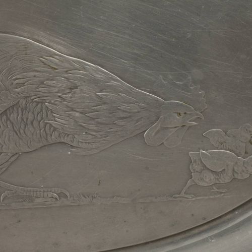 Null 
WMF Geislingen大餐盘
20世纪初，鸵鸟标记，型号为257，锡镴铸造和凿刻，大的椭圆形服务盘，有弯曲的把手，旗子上有装饰，在镜面浮雕和凿&hellip;