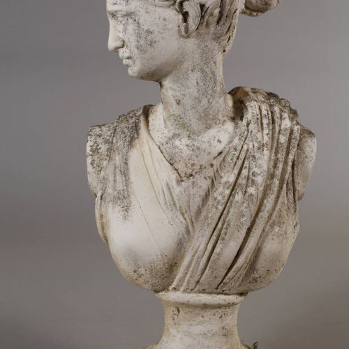 Null 
Statuette de jardin Buste de femme
2ème moitié du 20ème siècle, fonte de p&hellip;