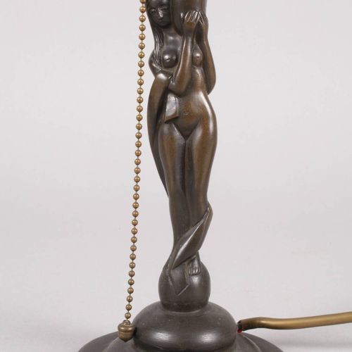 Null 
图形台灯 
20世纪20年代，青铜铸造，带有棕色的铜锈，在一个阶梯式的圆形底座上面有一个雕刻的吊灯臂，是一个携带灯座的女性裸体，原来的纺织物覆盖的锥&hellip;