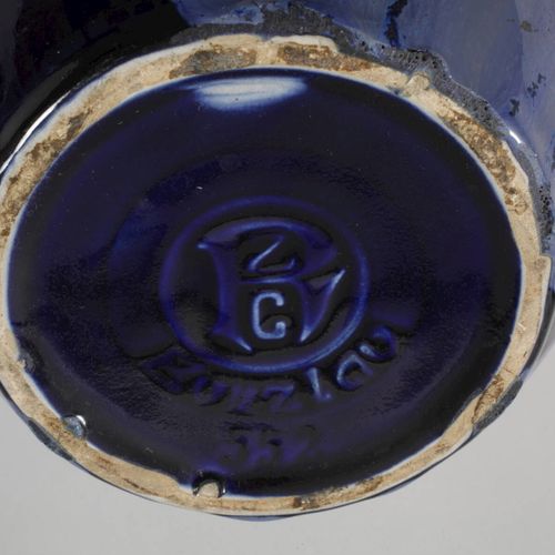 Null 
波兰陶器大型釉面花瓶
约1910年，公司标记Hugo Reinhold & Co.，字样为Bunzlau，浅灰色炻器器身，蓝色调的五彩釉，口沿处有一&hellip;