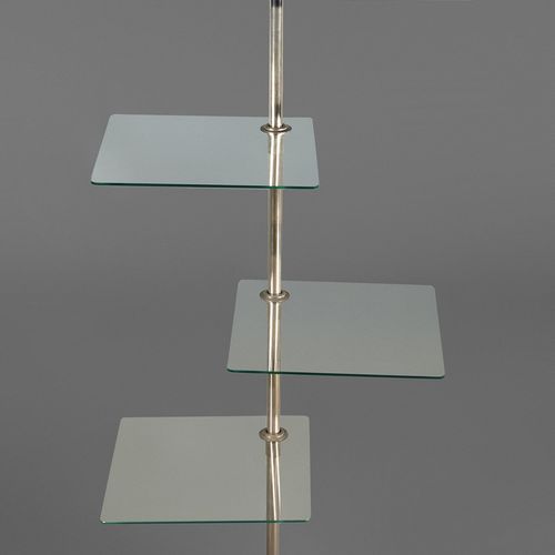 Null 
装饰艺术玻璃桌
法国，1930年代，镀镍的圆形底座，中间的圆杆，有四个可旋转的方形玻璃窗格，一个额外的窗格被封为替代品，有轻微的老化痕迹，高120厘&hellip;