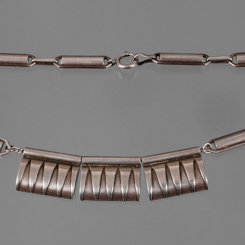 Null 
Theodor Fahrner 项链
20世纪20年代末，银质印记935和字母原件Fahrner，严格意义上的几何中心部分，带珠宝链，弹簧环扣，略有&hellip;