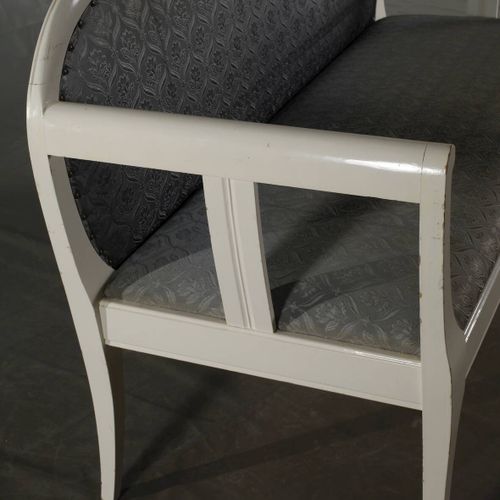 Null 
新艺术风格的软垫长椅
1910年左右，白色漆面山毛榉框架，彩色框架和座套是后来更新的，座套有些污渍，表面有使用的痕迹，尺寸97 x 158 x 62&hellip;